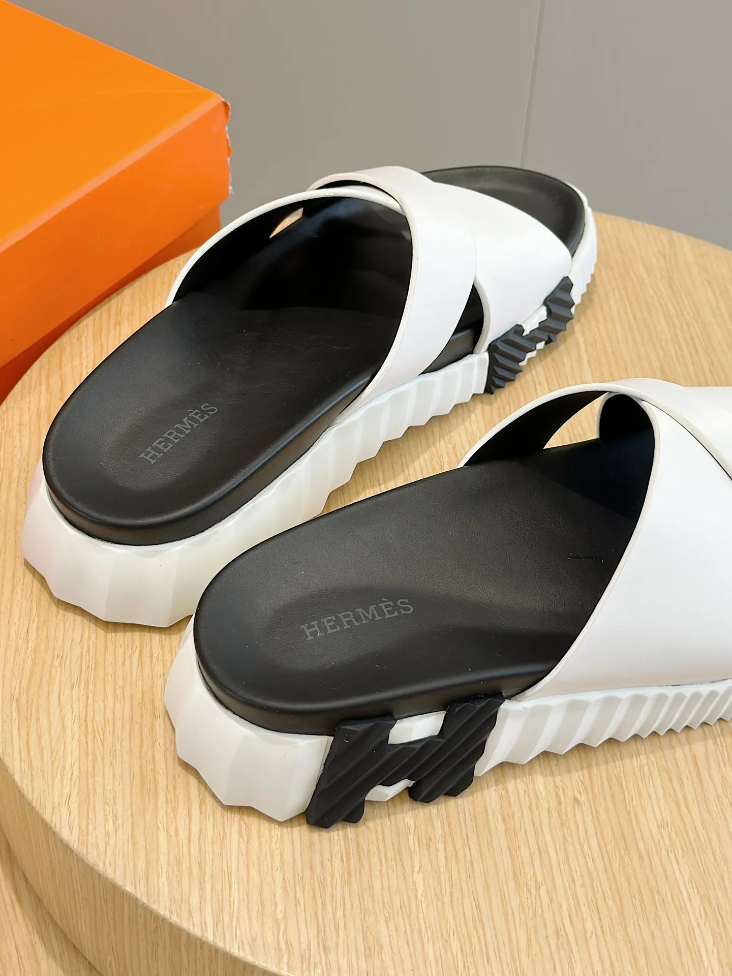 [HERMÈS] Top men's shoes 💰: 340💰 Size: 39-44 (38.45 46 custom-made) Herme*H Home Hermès Men's Sandals and Slippers - Original Replica Purchase the original version and make it one to one, the outsole is privately modeled, and the outsole color corresponding to each color is the same as the original version. Come to those who know the stuff 💪 The ultra-light soles are designed in contrasting colors, and they feel so comfortable on your feet! Calfskin, cowhide feet, private mold outsole.
